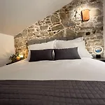 Piraneo Apartments